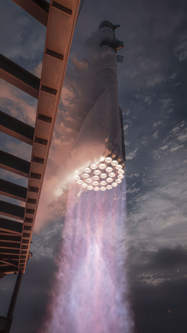 Starship y su propulsor Super Heavy salen de la plataforma de lanzamiento en Starbase, Texas.