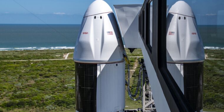 A plataforma de lançamento principal da SpaceX agora contém o equipamento necessário para os astronautas