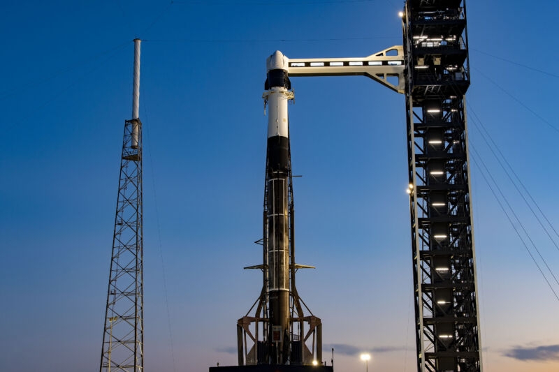 Racheta Falcon 9 de la SpaceX și nava spațială Cargo Dragon, văzute aici cu noul turn de lansare și braț de acces la SLC-40.