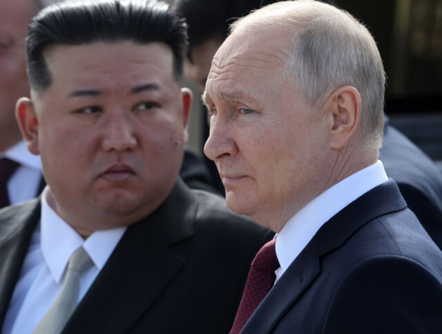وزار الزعيم الكوري الشمالي كيم جونغ أون والرئيس الروسي فلاديمير بوتين منصة إطلاق صاروخ أنجارا في قاعدة فوستوشني الفضائية العام الماضي.