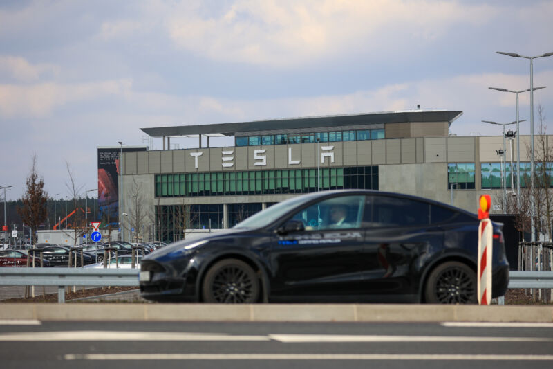 Un vehículo eléctrico de Tesla Inc. cerca de la gigafábrica de Tesla Inc. en Gruenheide, Alemania, el martes 5 de marzo de 2024.