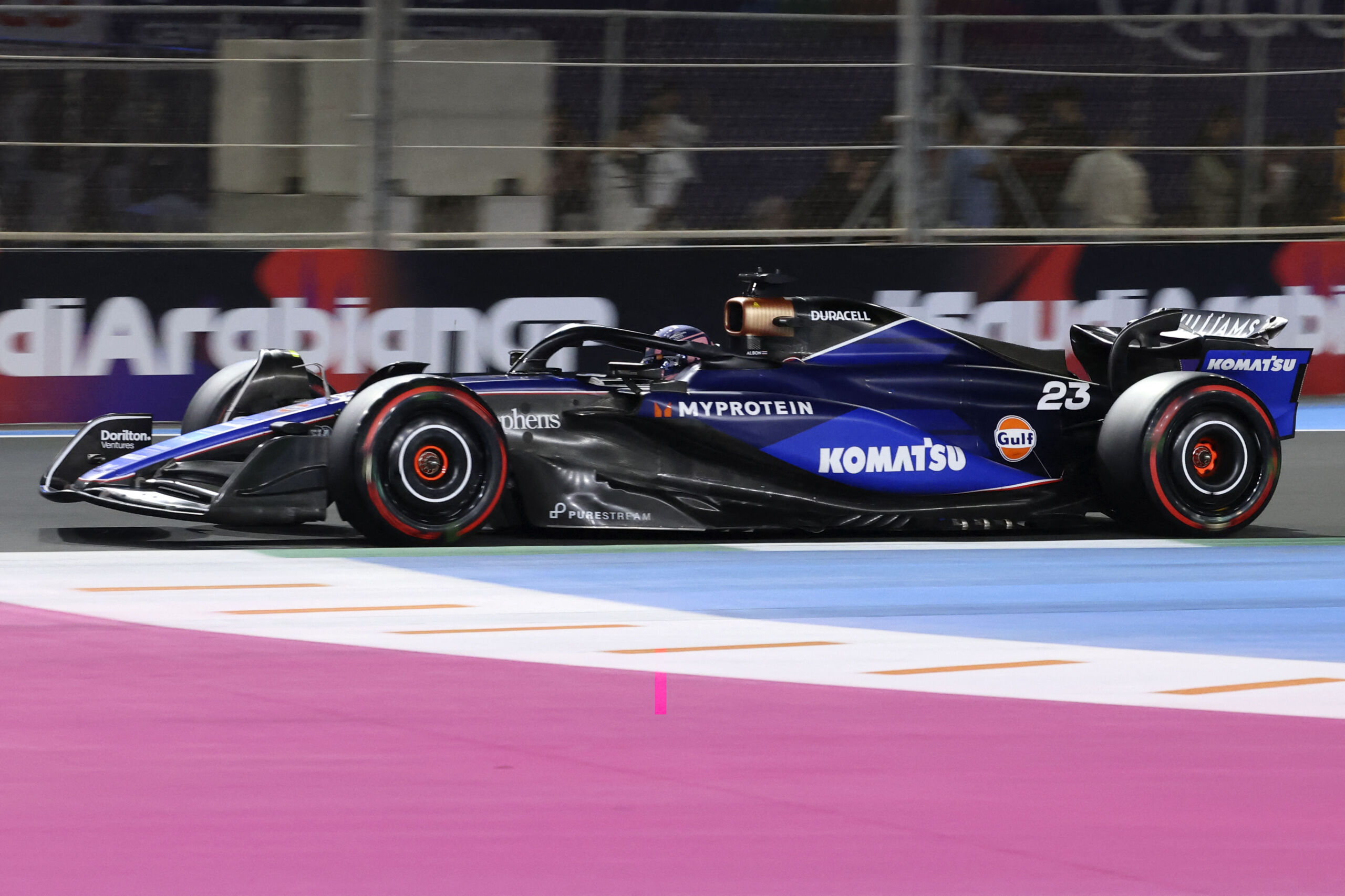 El piloto de Williams, Alexander Albon, conduce durante la sesión de clasificación del Gran Premio de Fórmula Uno de Arabia Saudita en el circuito Jeddah Corniche en Jeddah el 8 de marzo de 2024.