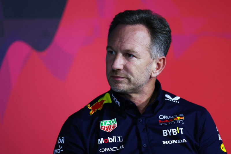 El director del equipo Oracle Red Bull Racing, Christian Horner, habla en la conferencia de prensa de directores de equipo durante la práctica previa al Gran Premio de F1 de Arabia Saudita en el circuito Jeddah Corniche el 7 de marzo de 2024 en Jeddah, Arabia Saudita.