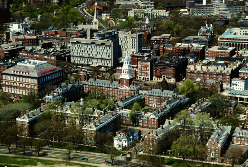 Imagen de un campus de edificios de ladrillo rojo con techos de cobre.