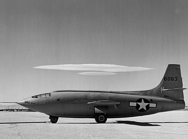 Un avión de pruebas supersónico X-1 de Bell Aircraft Corporation, alrededor de 1950. Un X-1 fue el primer avión en romper la barrera del sonido en el vuelo de Chuck Yeager el 14 de octubre de 1947. 
