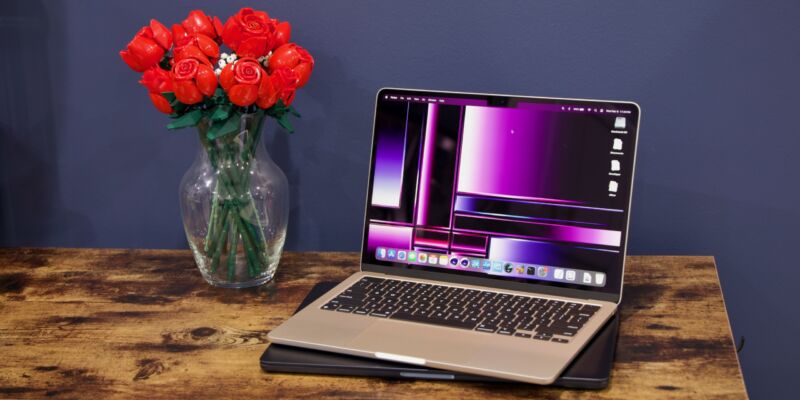Una MacBook Air M3 con macOS Sonoma. 