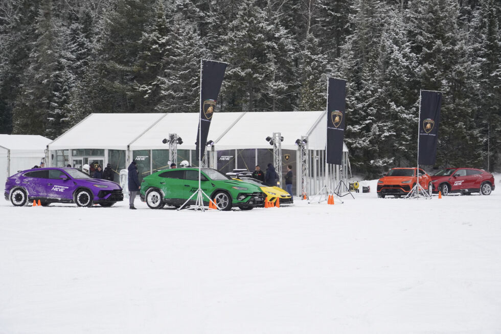 La escuela de conducción sobre hielo de Lamborghini utiliza una variedad de máquinas de la marca.