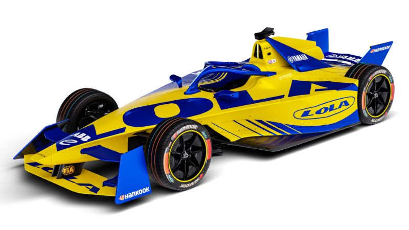 Un auto Gen3 de Fórmula E con decoración amarilla y azul y logotipos de Lola.