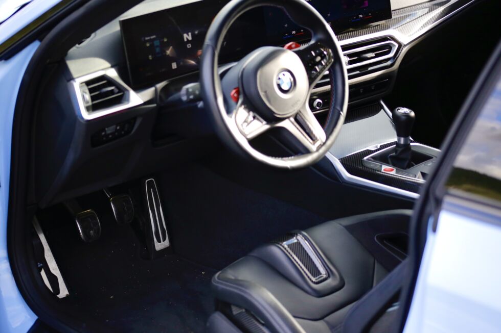 Las opiniones sobre los asientos baquet de carbono de BMW son variadas.  Te mantienen bien en tu lugar, pero puede ser difícil entrar y salir de ellos, y la joroba entre las piernas del conductor es polarizante.