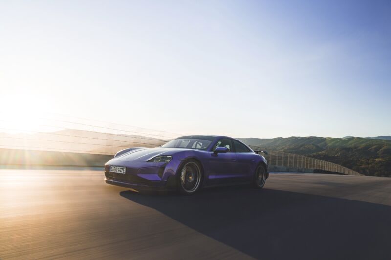 Un Porsche Taycan morado en Laguna Seca