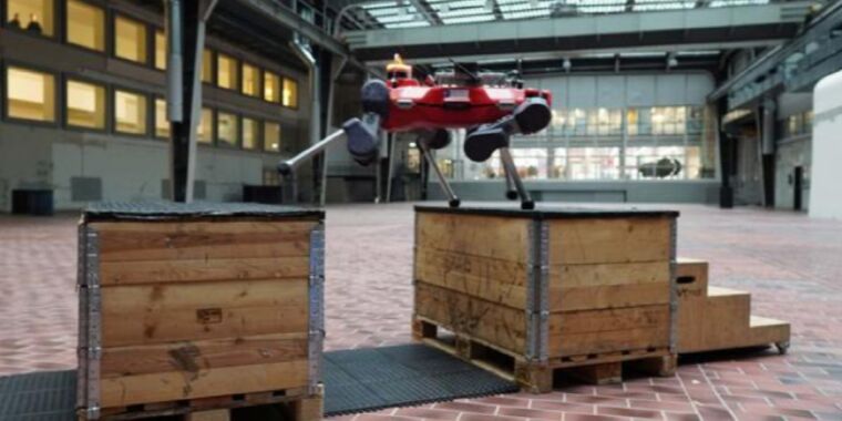 Този четириног робот научи паркур, за да преодолява по-добре препятствията