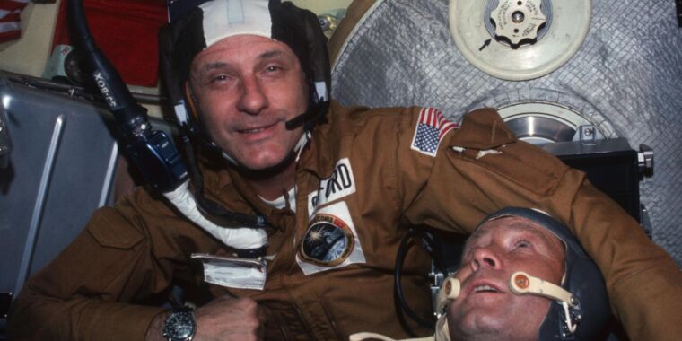 Aya uçup Soyuz uzay aracına kenetlenen Thomas Stafford 93 yaşında hayatını kaybetti