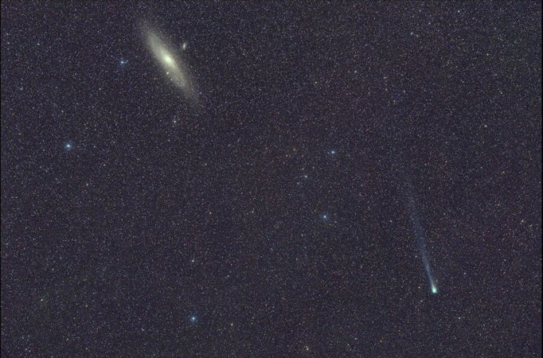 El cometa 12P/Pons-Brooks y la gran galaxia de Andrómeda.