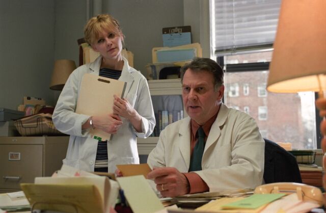 Mary (Kirsten Dunst) is the receptionist for Dr. Howard Mierzwiak (Tom Wilkinson) at Lacuna.