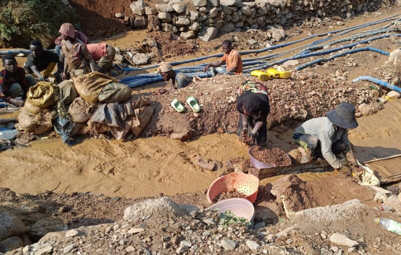 Trabajadores trabajando al aire libre en una mina de cobalto en la República Democrática del Congo