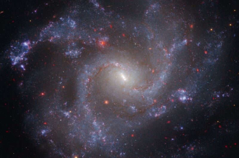 Esta imagen de NGC 5468, una galaxia situada a unos 130 millones de años luz de la Tierra, combina datos de los telescopios espaciales Hubble y James Webb.
