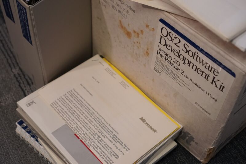 Esta caja grande y desgastada contiene una pieza extraña de la historia de la PC: una de las últimas versiones del OS/2 de IBM en la que Microsoft trabajó antes de centrar toda su atención en Windows. 