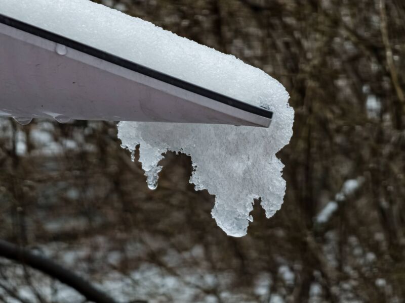 La nieve y el hielo cubren parte de una antena parabólica Starlink.
