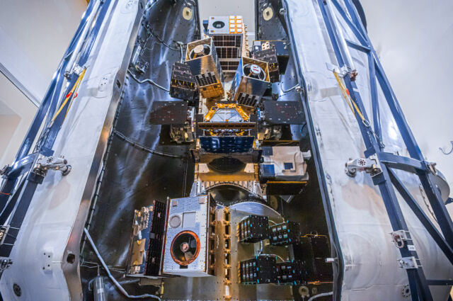 53 个小型卫星有效载荷在被封装在猎鹰 9 号火箭的有效载荷前端之前的视图，在运输者 10 号乘车共享任务升空之前。