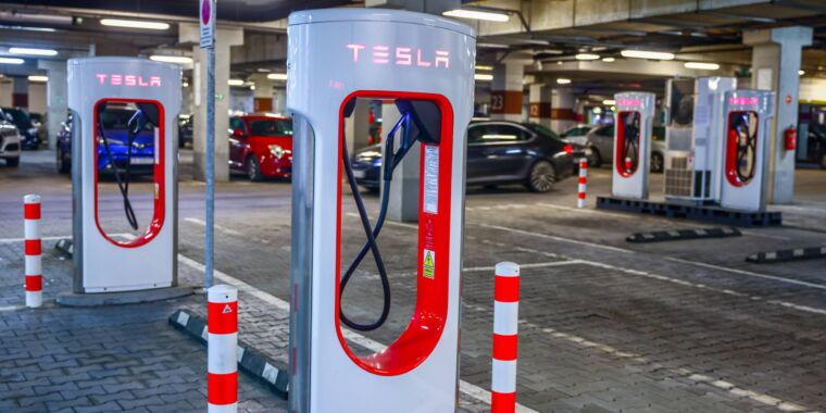 Les conducteurs de Tesla qui ont intenté une action en justice pour autonomie exagérée des véhicules électriques sont contraints à l'arbitrage