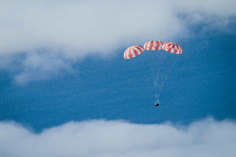 La nave espacial Orion de la NASA desciende hacia el Océano Pacífico el 11 de diciembre de 2021, al final de la misión Artemis I.