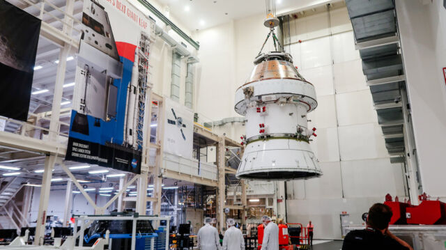 Equipes terrestres do Centro Espacial Kennedy da NASA, na Flórida, moveram a espaçonave Orion da missão Artemis 2 para a câmara de levitação no início deste mês. 