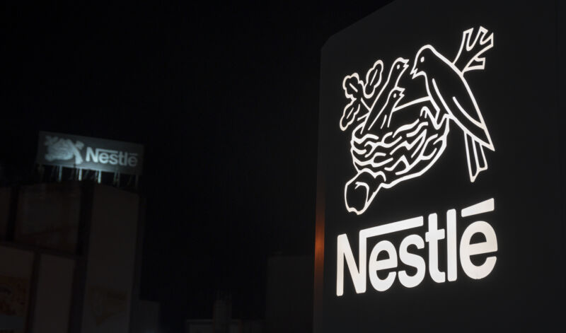 Vista nocturna de los logotipos de la empresa en la planta de productos lácteos Nestlé Avanca el 21 de enero de 2019, en Avanca, Portugal.  Esta planta produce Cerelac, Nestum, Mokambo, Pensal, Chocapic y Estrelitas, entre otras.
