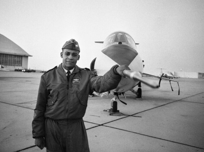 Ed Dwight stă în fața unui avion de luptă cu reacție F-104 în 1963.