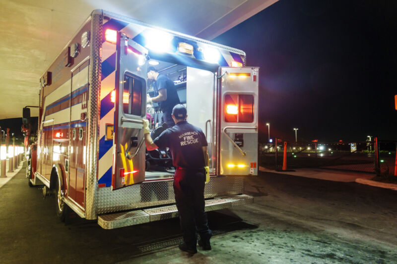 Miami Beach, ambulancia de bomberos en el hospital Mt. Sinai Medical Center.  ]