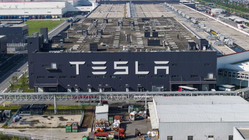 Vista aérea de Tesla Shanghai Gigafactory el 2 de junio de 2023 en Shanghai, China.