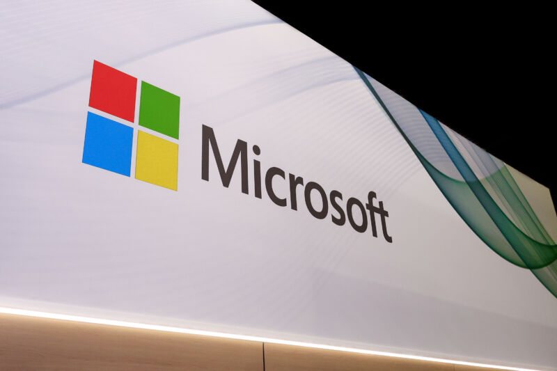 Logotipo de Microsoft en un cartel ancho