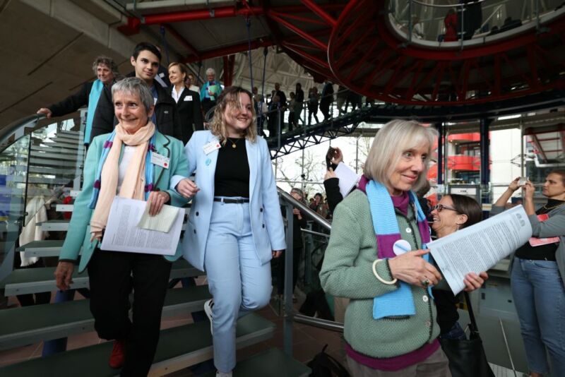 Miembros de la asociación suiza Senior Women for Climate Protection reaccionan tras el anuncio de decisiones tras una audiencia del Tribunal Europeo de Derechos Humanos (TEDH) para decidir en tres casos distintos si los Estados están haciendo lo suficiente ante el calentamiento global en sentencias que podrían forzar a hacer más, en Estrasburgo, este de Francia, el 9 de abril de 2024. 