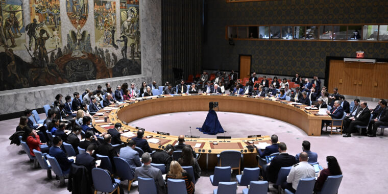 Russia vetoed a United Nations Security Council resolution Wednesday that would have reaffirmed a nearly 50-year-old ban on placing weapons of mass de
