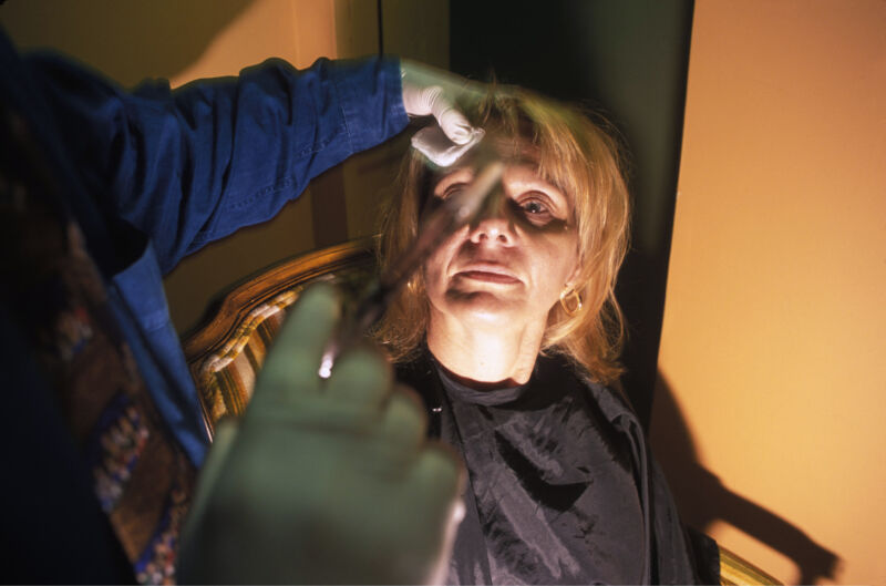 Una mujer en Nueva Jersey recibiendo un tratamiento de Botox en una fiesta de Botox en un salón de Nueva Jersey organizada por una estación de radio.