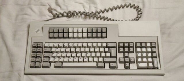 Un teclado IBM Modelo M con una tecla F23. 