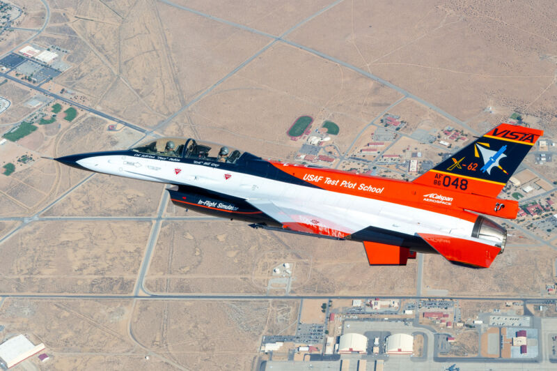 Un F-16 biplaza pintado de rojo, blanco y azul.
