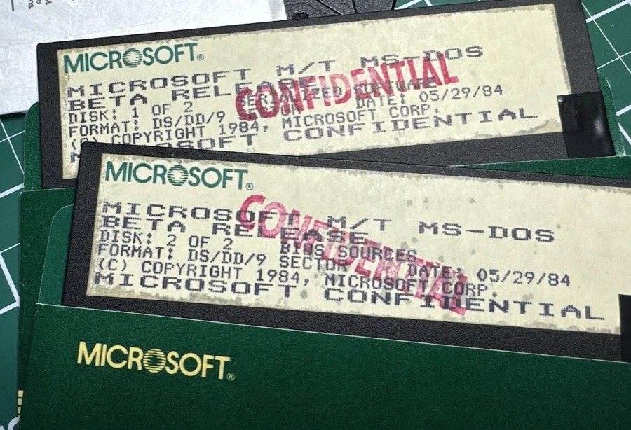 Copias confidenciales de la oscura y abandonada versión multitarea de MS-DOS 4.00.  Microsoft no ha podido localizar el código fuente de esta versión, a veces denominado 