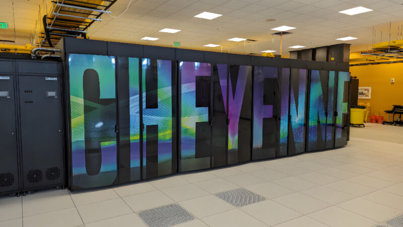 Una foto de la supercomputadora Cheyenne, que ahora está a subasta.