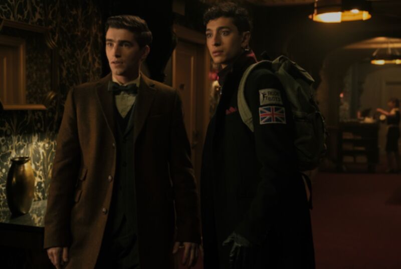 Edwin (George Rexstrew) y Charles (Jayden Revri) son los Dead Boy Detectives, fantasmas que resuelven misterios paranormales.