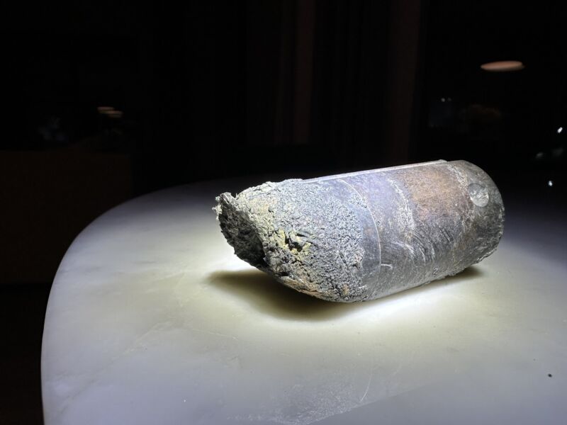 Este objeto cilíndrico, de unos pocos centímetros de tamaño, cayó a través del techo de la casa de Alejandro Otero en Florida el mes pasado.