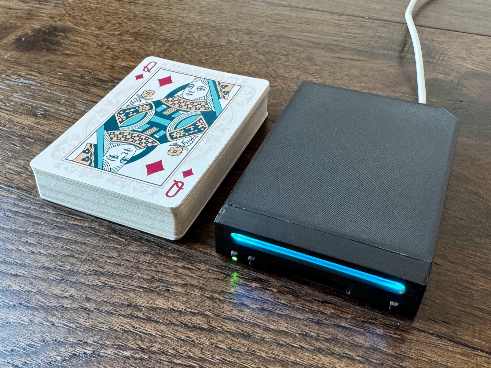 Моддер упаковывает целую консоль Nintendo Wii в коробку размером с колоду карт.