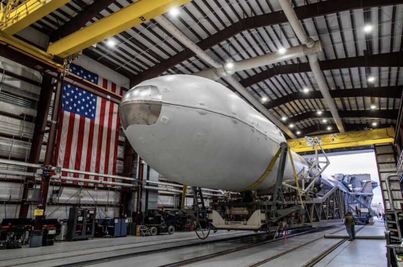 Foto de archivo de un cohete Falcon 9 saliendo de su hangar en la Estación de la Fuerza Espacial de Cabo Cañaveral, Florida.