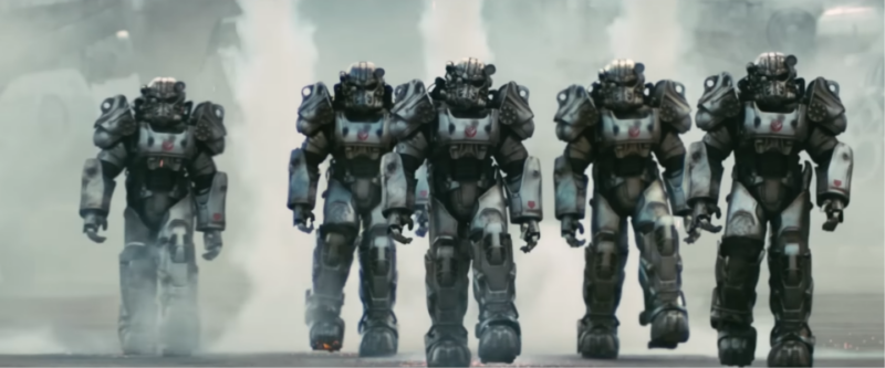 Soldados de la Hermandad del Acero con servoarmadura T-60 completa acercándose a la cámara en la serie de televisión Fallout