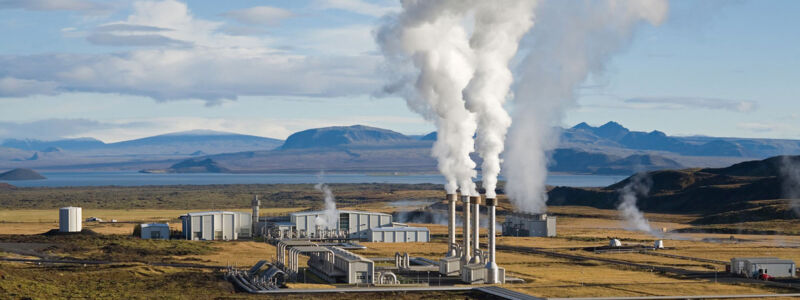 La central geotérmica de Nesjavellir.  La energía geotérmica ha sido popular durante mucho tiempo en países volcánicos como Islandia, donde el agua caliente brota del suelo.