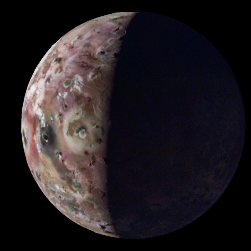 Io: Nueva imagen de un lago de fuego, signos de vulcanismo permanente