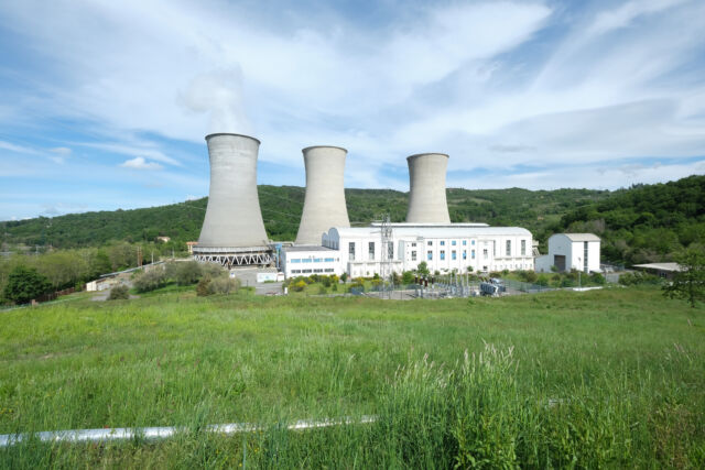 La centrale de Lardarello, en Toscane, en Italie, a été la première centrale géothermique au monde.  Il fut achevé en 1913.