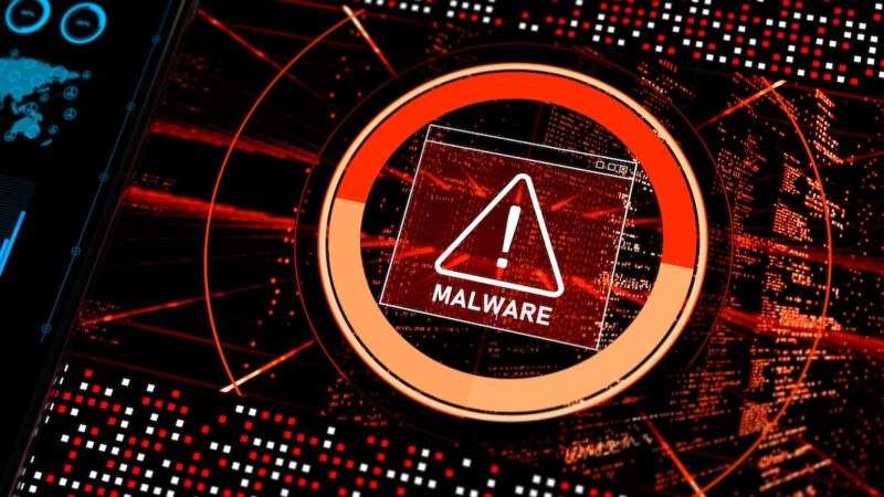 Pantalla de advertencia de malware detectado con código binario abstracto concepto digital 3d