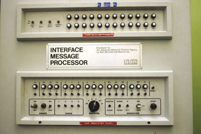 El panel frontal del primer enrutador de Internet.