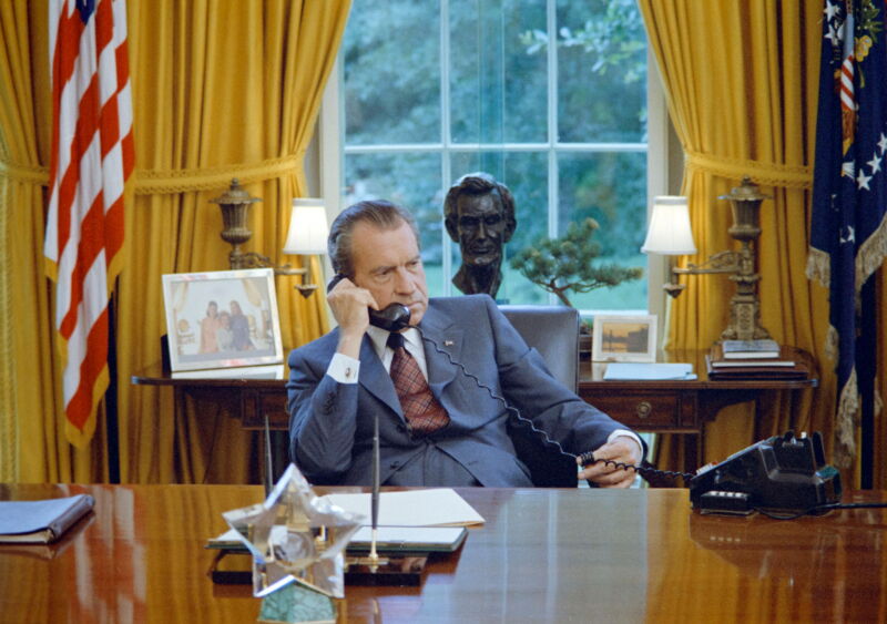 El presidente Nixon hablando por teléfono en la Oficina Oval
