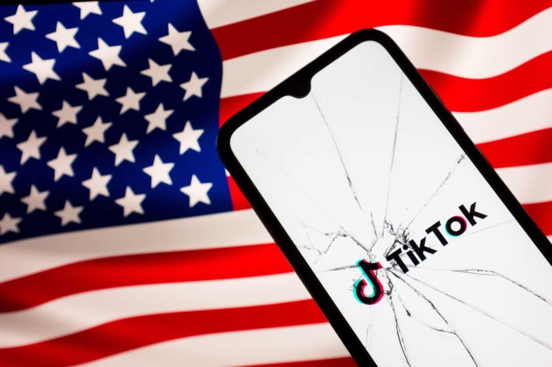 Ilustrácia vlajky Spojených štátov a telefónu s prasknutou obrazovkou s aplikáciou TikTok
